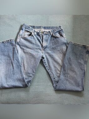 Wrangler denim blue jeans with a regular relaxed fit